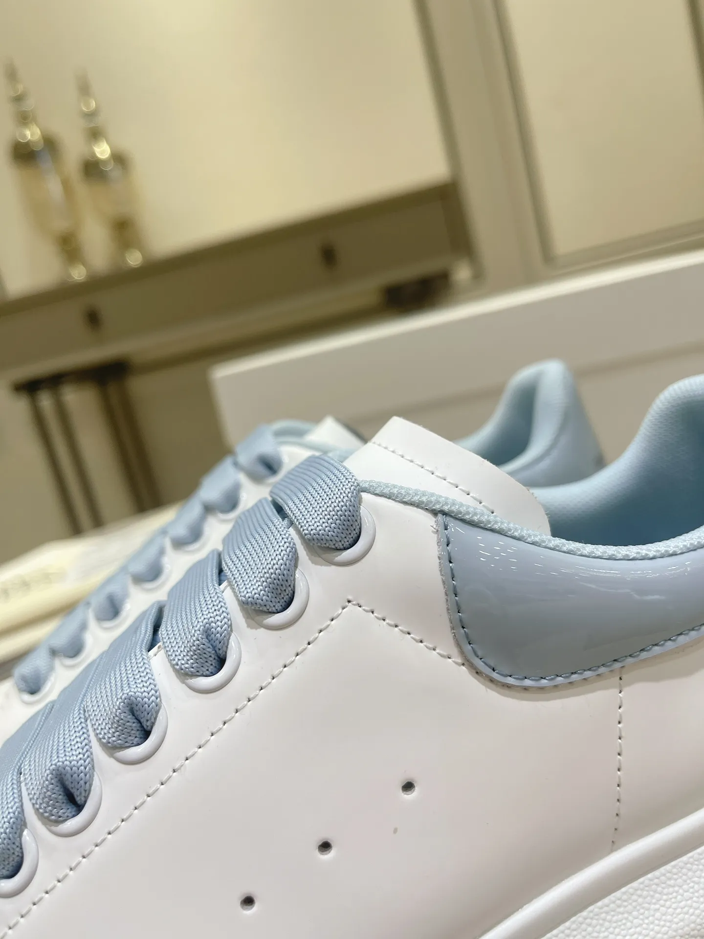 👟👟Ex-factory price 480👟👟 Women's shoes, women's clothing 𝘼𝙡𝙚𝙭𝙖𝙣𝙙𝙚𝙧 𝙈𝙘𝙌𝙪𝙚𝙚𝙣 (high-end quality colors will be added one after another) ) 💛💚McQueen couple thick-soled series of white shoes 🔸Upper: top-layer waxed silk cowhide (EU 3A standard) 🔸Inner: water-dyed sheepskin 🔸Outsole: T👟👟Ex-factory price U vacuum original matte bottom Absolutely high version High cost performance Welcome to compare ✔ ❥Female size 35---40 ❥Male size 39---44 "Special size 34.45 can be customized without refund or exchange"